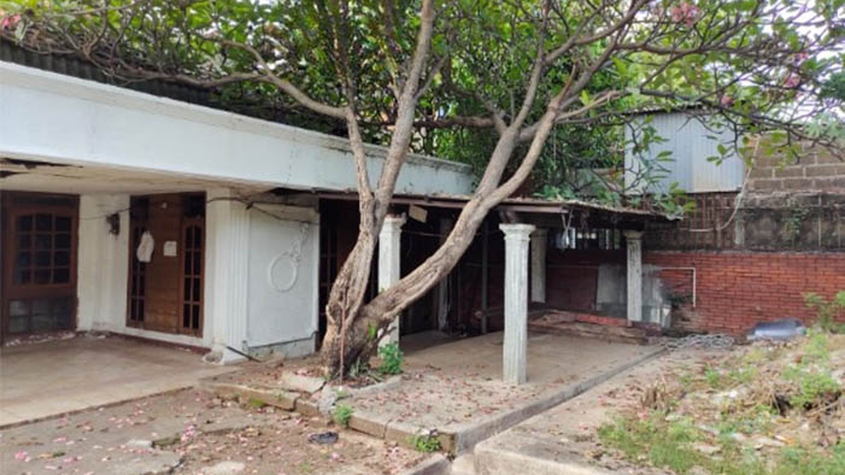 Rumah Tua Jl Bangunan Barat, Kayu Putih