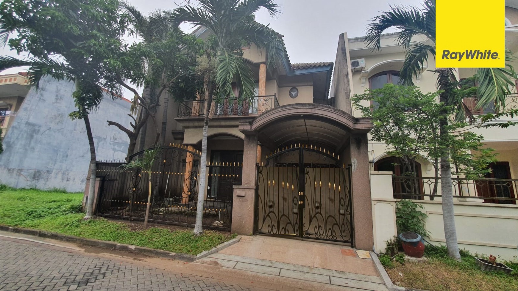 Dijual Rumah 2 lantai SHM di Taman Mutiara Pakuwon City Surabaya