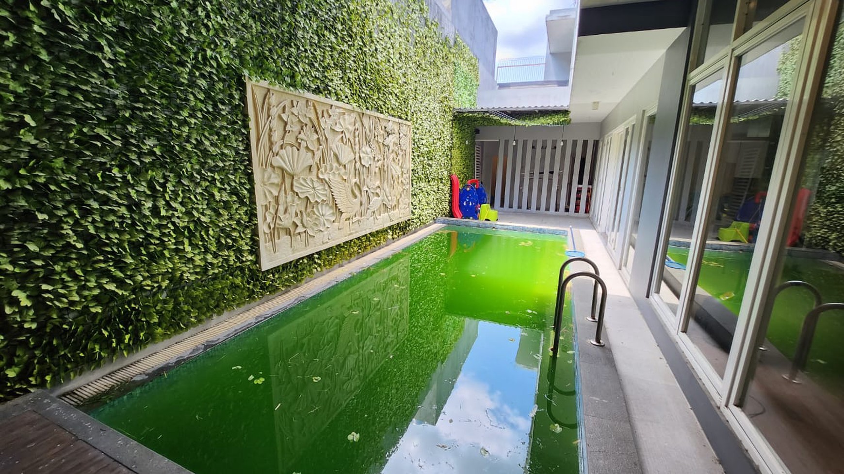 Dijual Rumah Royal Residence Ada Kolam renang Surabaya Barat
