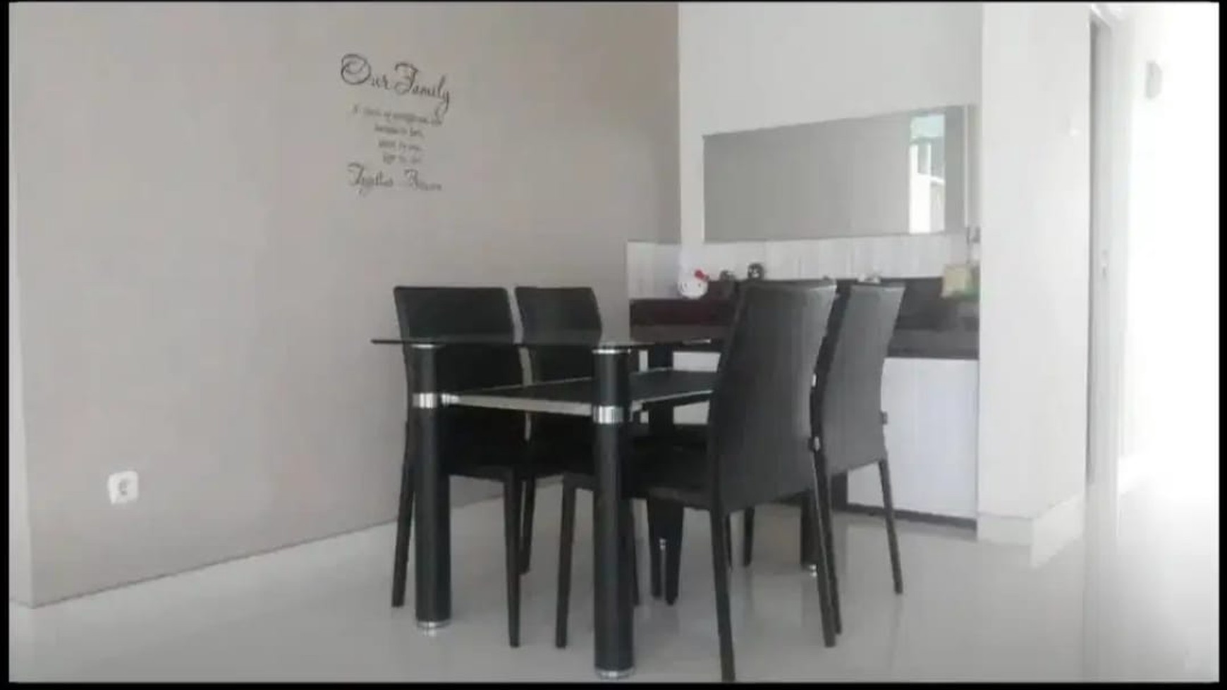 MURAH LUAS Rumah Manyar Jaya Praja - SEMI Furnished Modern Cantik Siap Huni + Garasi Carport 3 Mobil