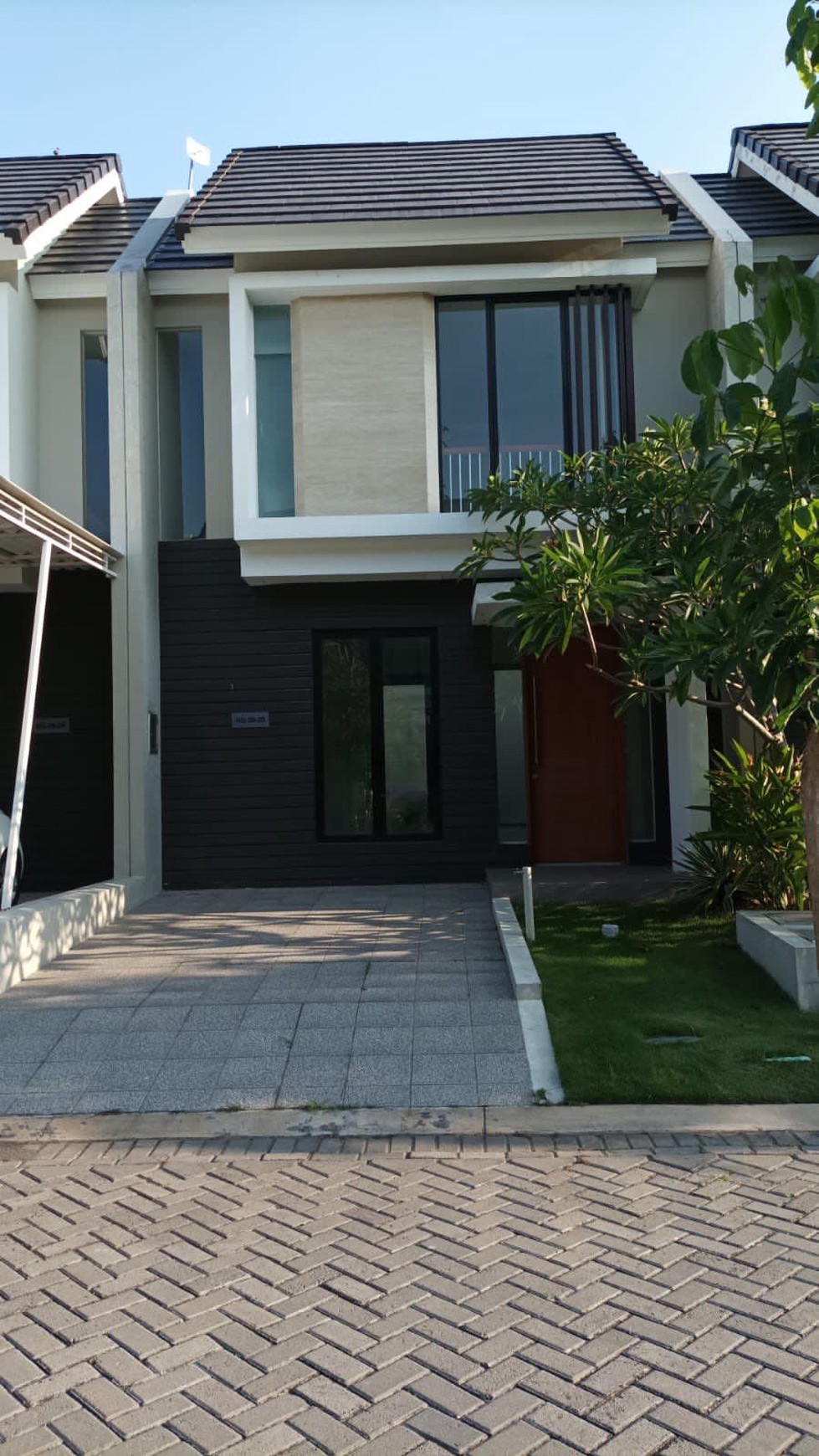 Rumah North West Lake Citraland Surabaya  -2 lantai - bisa KPR Bank 