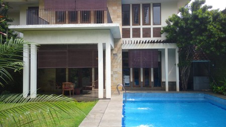 RUMAH MEWAH DIKEMANG DENGAN SWIMMING POOL 