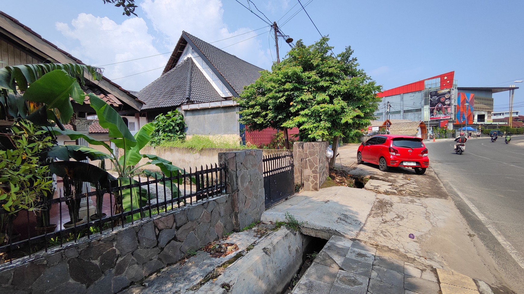 Rumah di Kawasan Kuliner dan area komersil di Pahoman Jalan Gatot Subroto