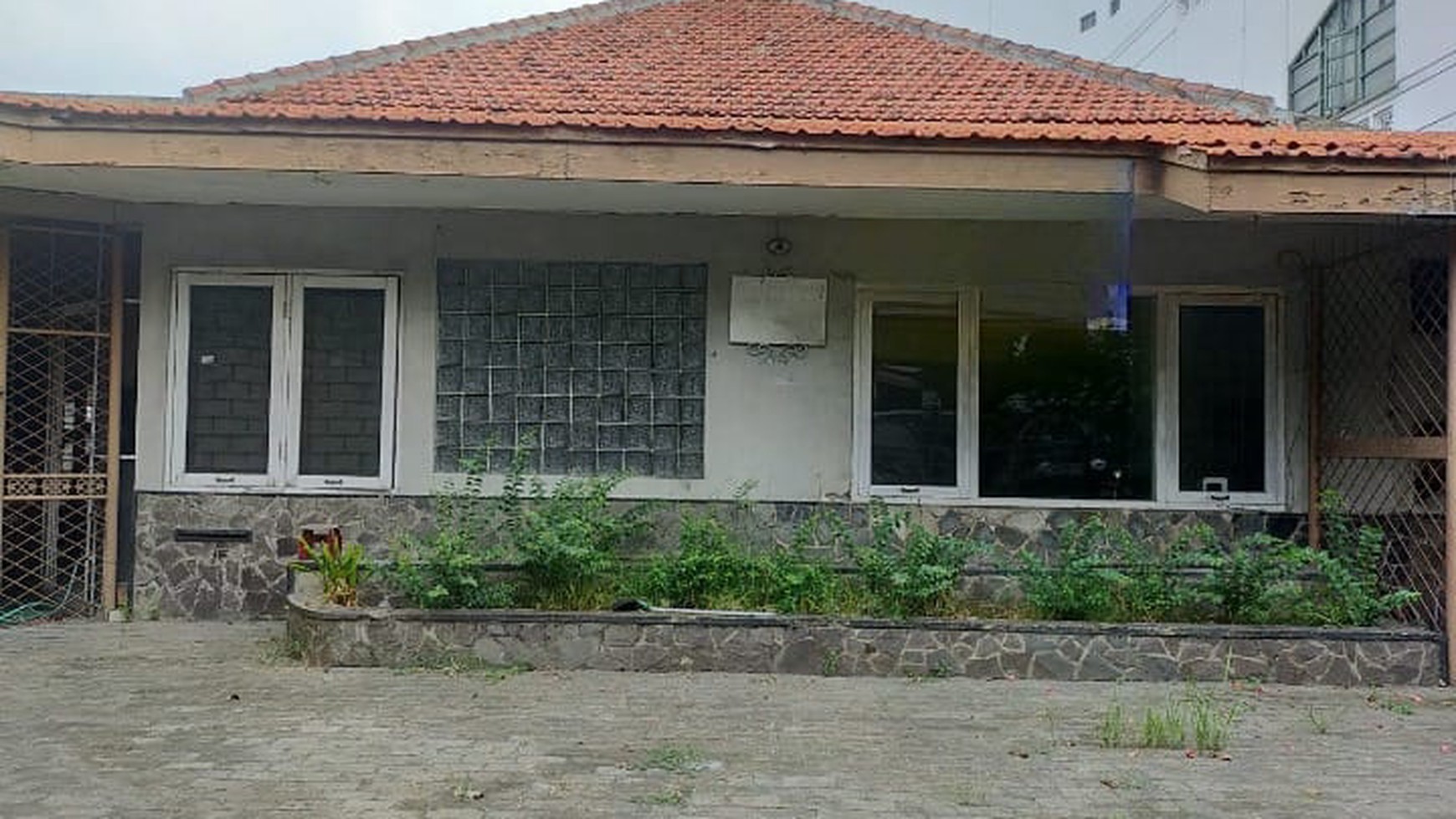 Rumah lama nol jalan raya Darmo strategis tengah kota Surabaya cocok untuk kantor,kafe,restauran