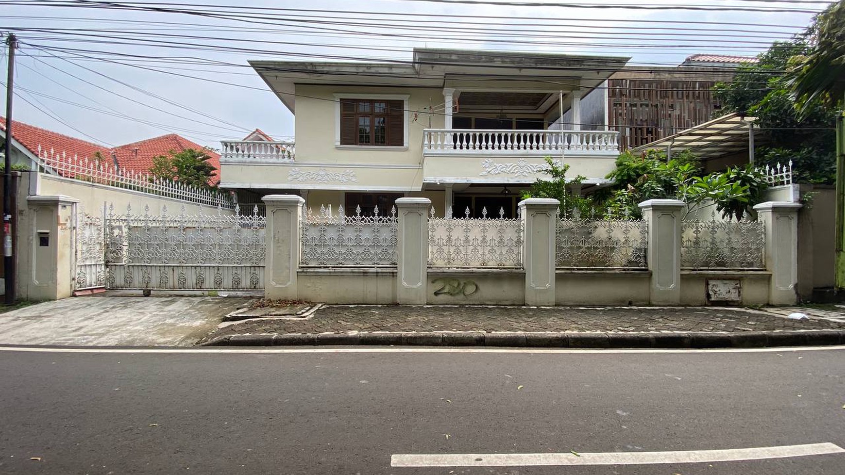 Menteng Sukabumi Luas 650 Rumah Hitung Tanah Depan Taman