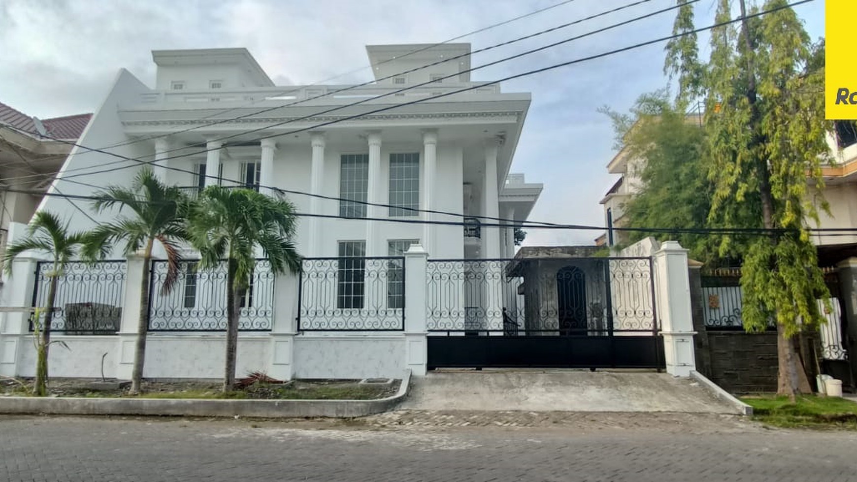 Dijual Rumah Mewah Strategis di Gayungsari Barat Surabaya