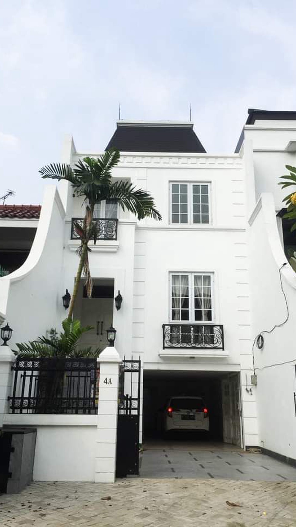 Rumah Cantik,Bagus,3 lantai di kesehatan DKI Jakarta selatan..