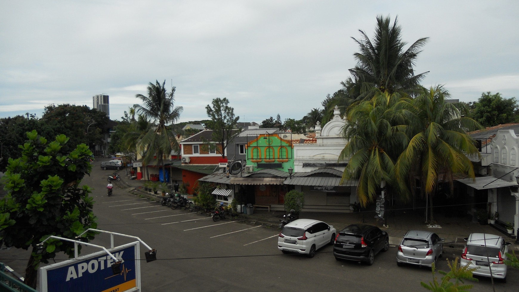 Rumah Beserta Usahanya Kencana Loka BSD City, Strategis Pinggir Jalan, Ramai