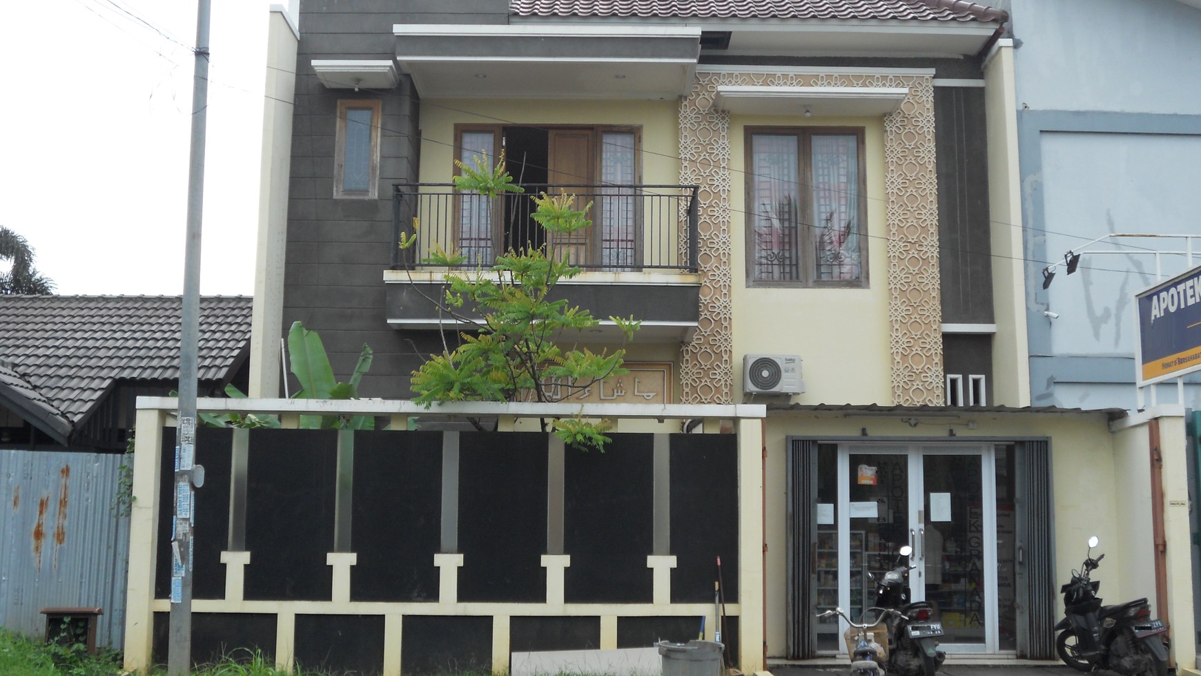 Rumah Beserta Usahanya Kencana Loka BSD City, Strategis Pinggir Jalan, Ramai