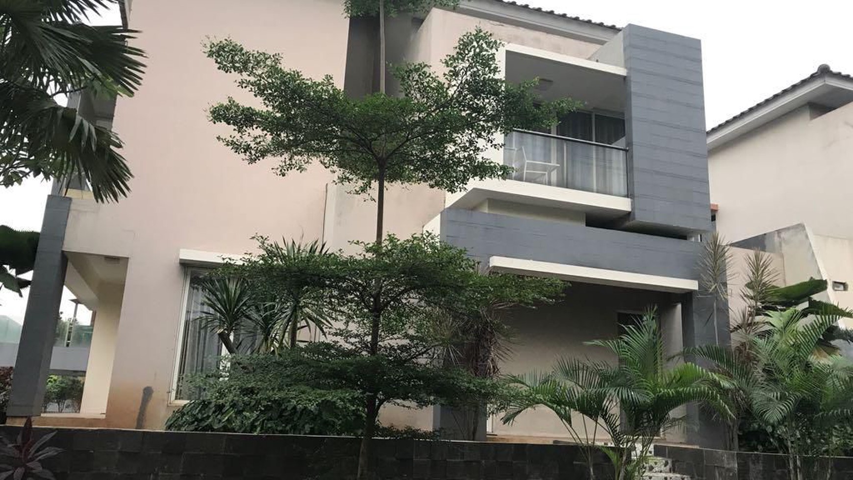 Rumah di Bintaro, Hoek, Luas Besar, Siap Huni @ Kebayoran Garden Bintaro Tanggerang Selatan.