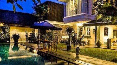 Rumah Cantik dan mewah dengan Swimming pool di Menteng Bintaro Jaya sektor 7 Tanggerang Selatan.