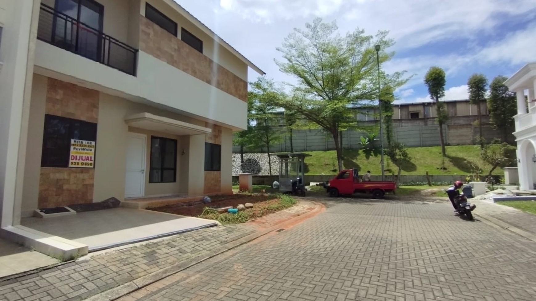 Dijual Rumah Baru 2,5 lantai di Vanya Park Cluster Azzura, Bangunan Mandiri, Siap Huni 