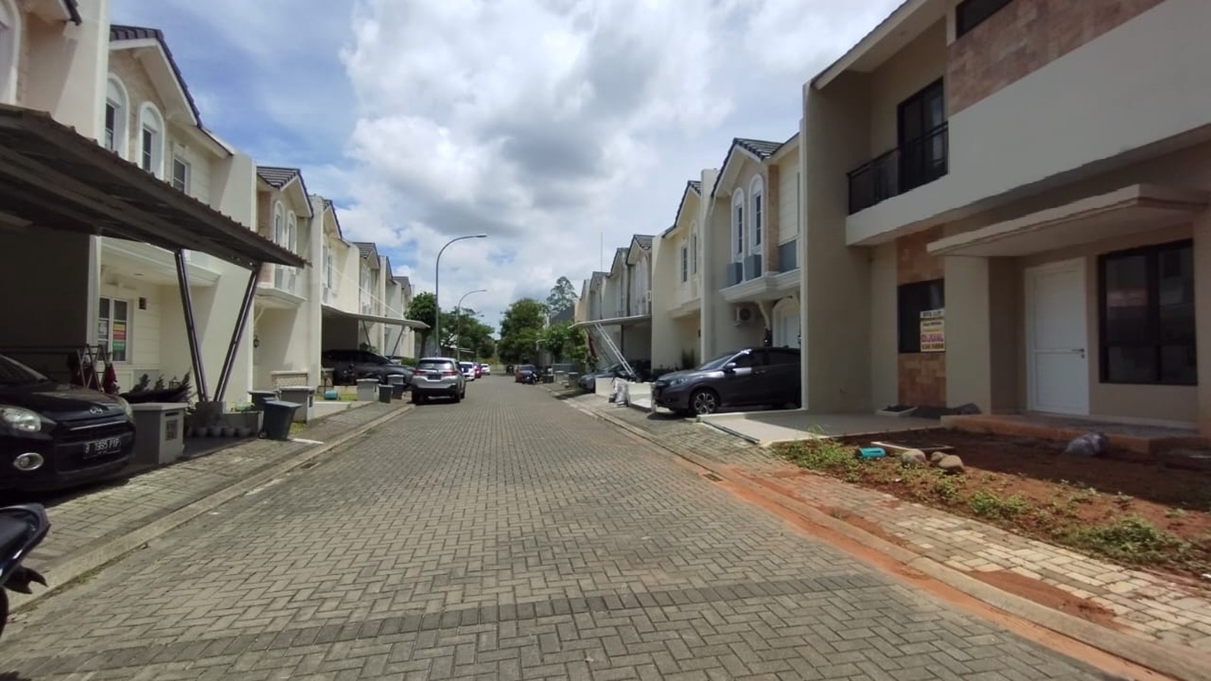 Dijual Rumah Baru 2,5 lantai di Vanya Park Cluster Azzura, Bangunan Mandiri, Siap Huni 