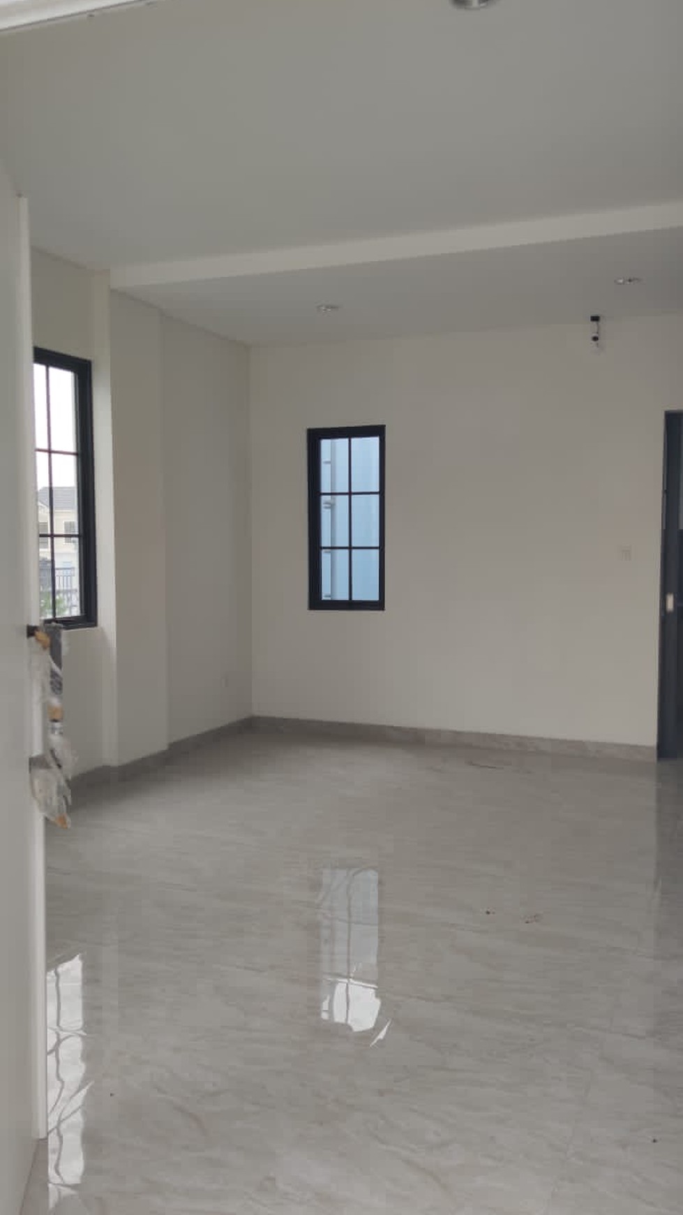 Dijual rumah hook siap huni 3 lantai,nyaman dan aman lingkungan sekitar hanya di Lavon Swan City, Tangerang