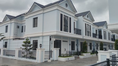 Dijual rumah hook siap huni 3 lantai,nyaman dan aman lingkungan sekitar hanya di Lavon Swan City, Tangerang