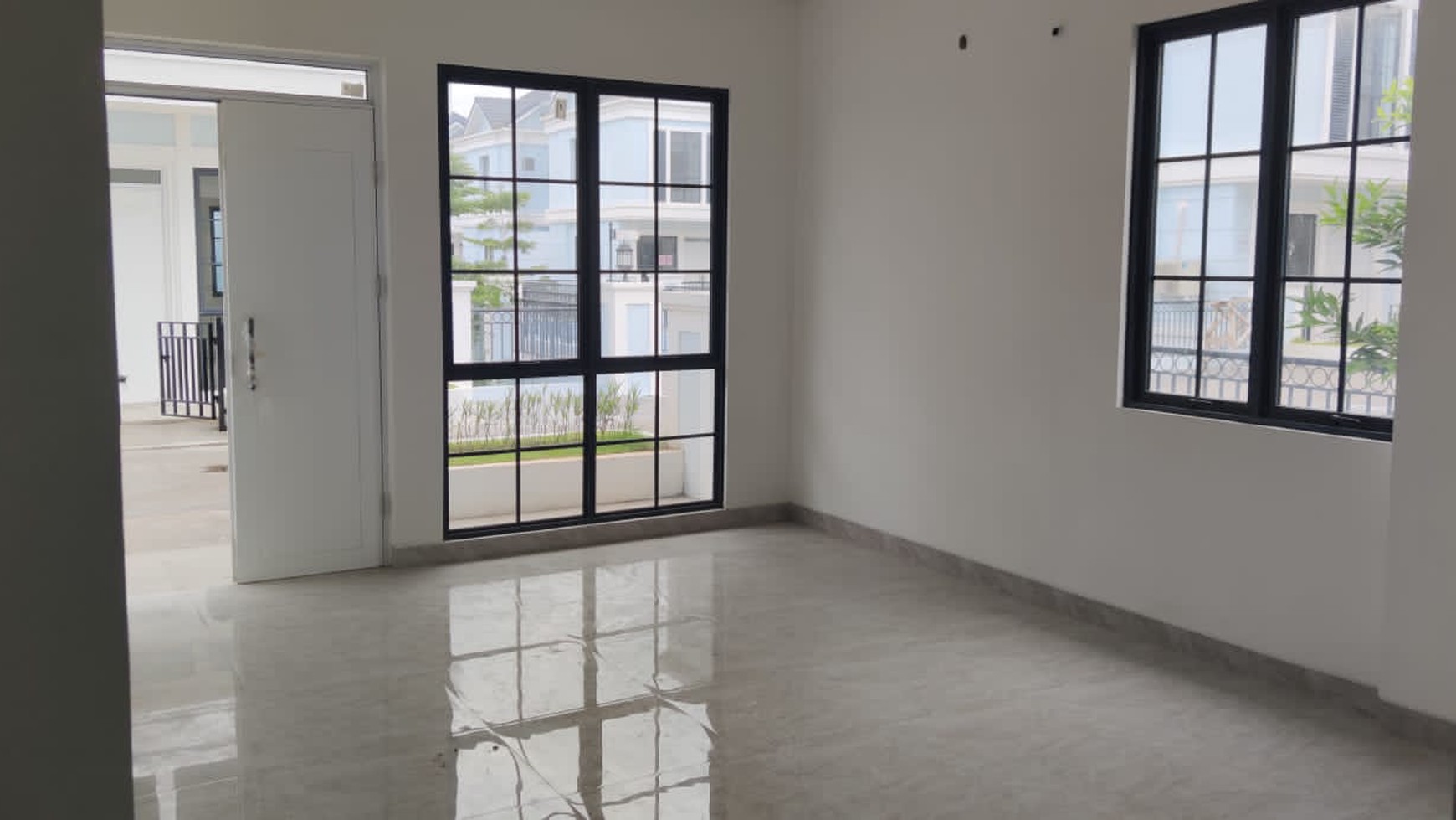 Dijual rumah hook siap huni 3 lantai,nyaman dan aman lingkungan sekitar hanya di Lavon Swan City, Tangerang