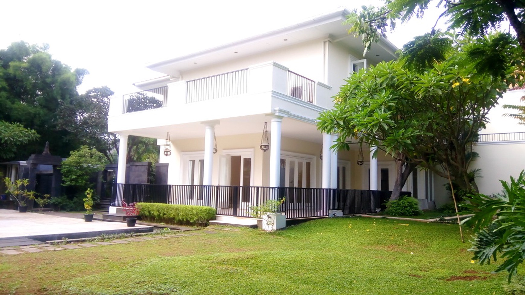 Luxurious, Modern and Quite House for Expatriat and Ambassador in Senayan Area "The Price Can Be Negotiable"