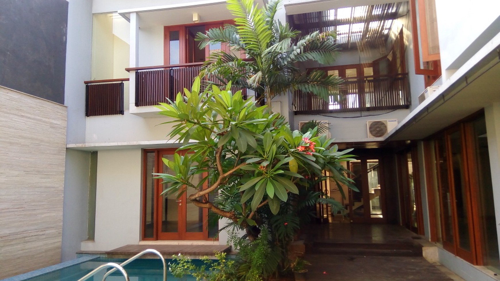 Comfortable and beautiful house In area Menteng for expatriat and others "The price can be negotiable"