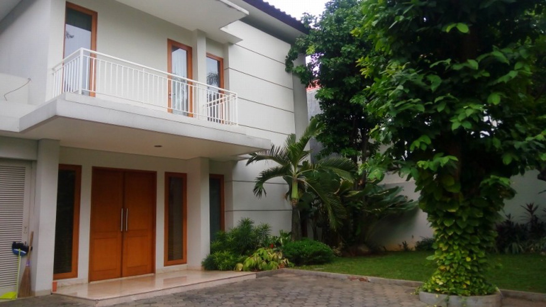 Comfortable and beautiful house In area Menteng for expatriat and others "The price can be negotiable"