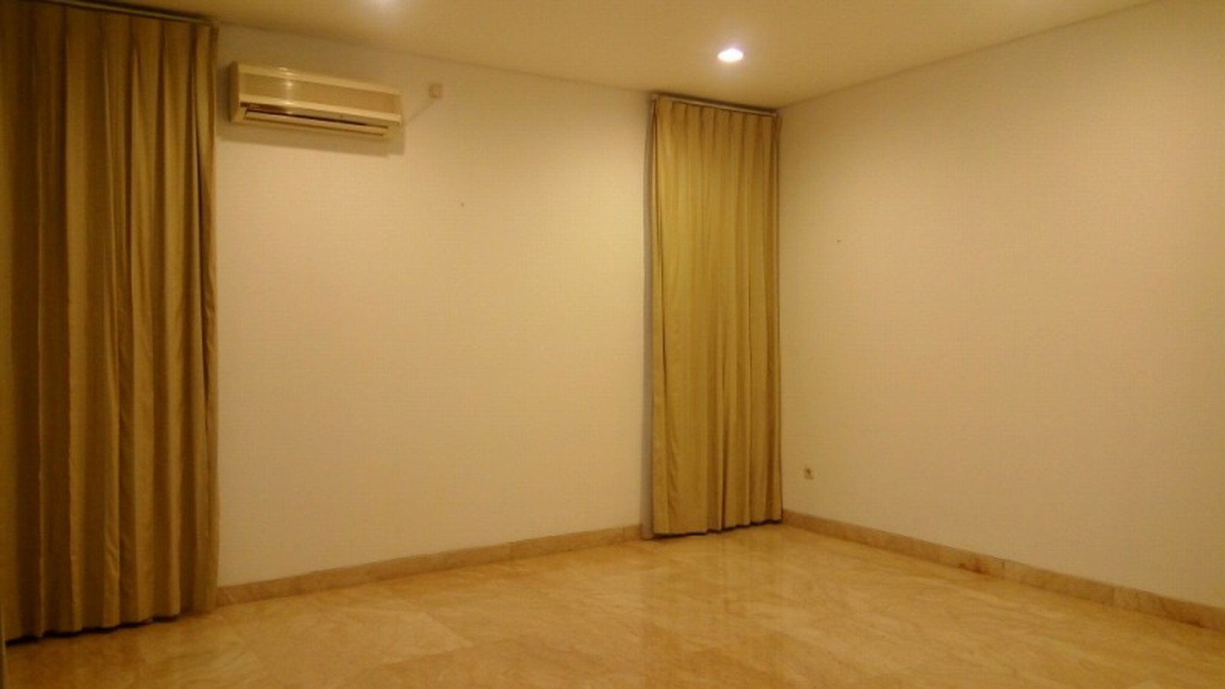 Comfortable and beautiful house In area Menteng for expatriat and others "The price can be negotiable"