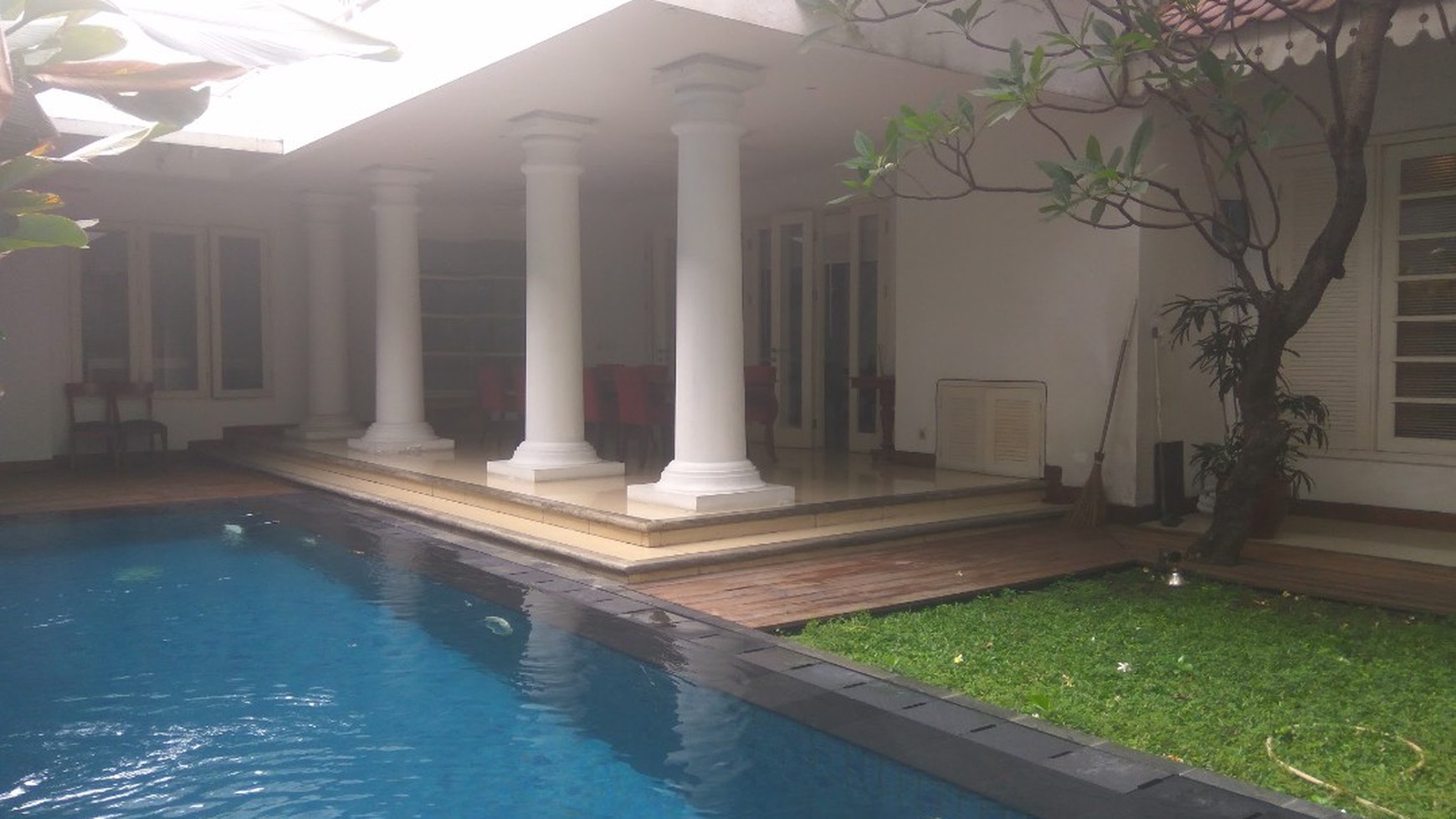 Comfortable house and nice house in menteng area "the price can be negotiable '