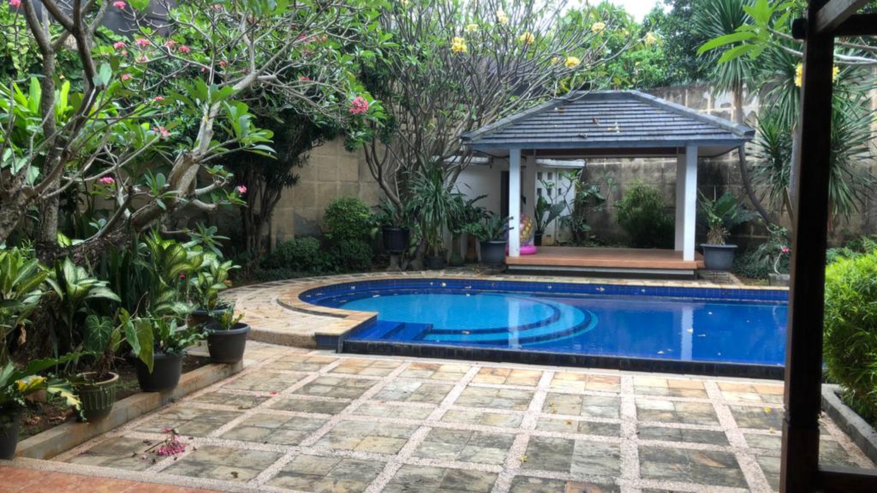 Rumah Asri,Besar,ada swimming pool di Bintaro Tangerang Selatan