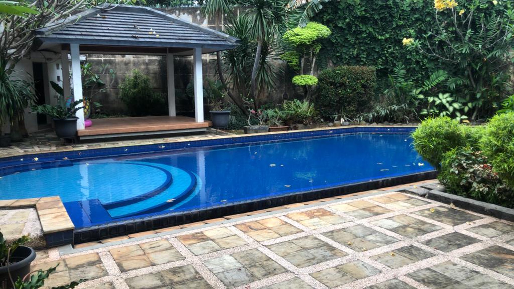 Rumah Asri,Besar,ada swimming pool di Bintaro Tangerang Selatan