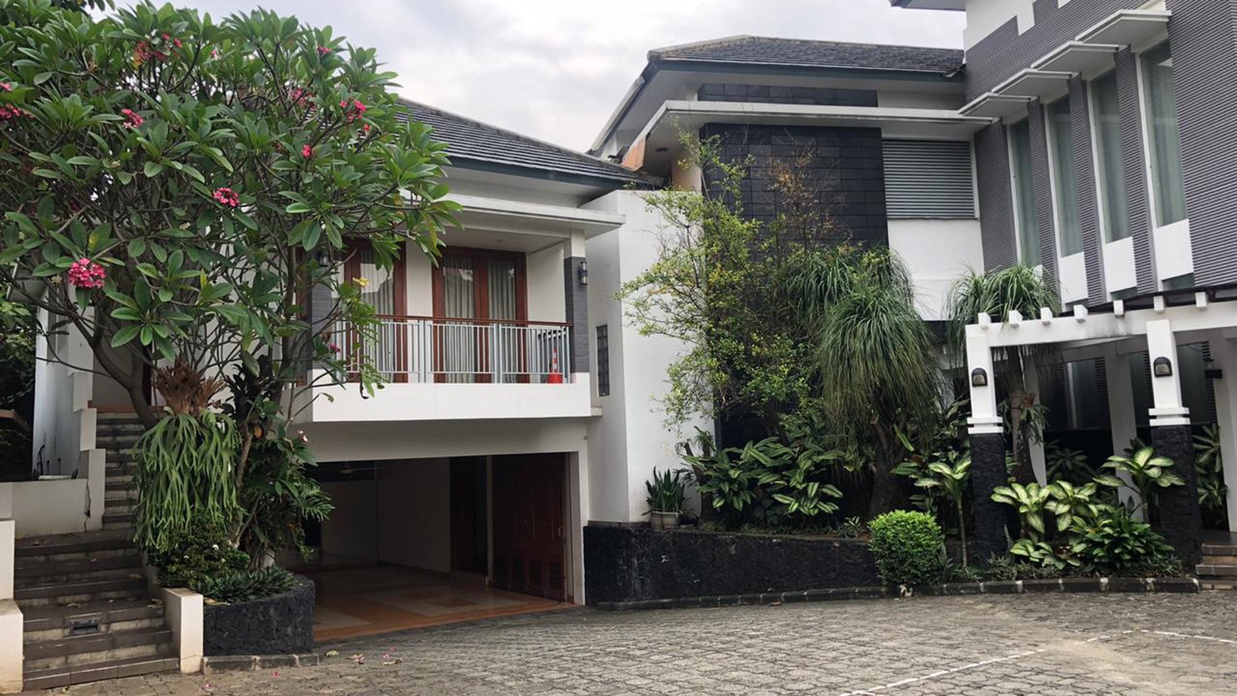 Rumah Asri,Besar,ada swimming pool di Bintaro Tangerang Selatan