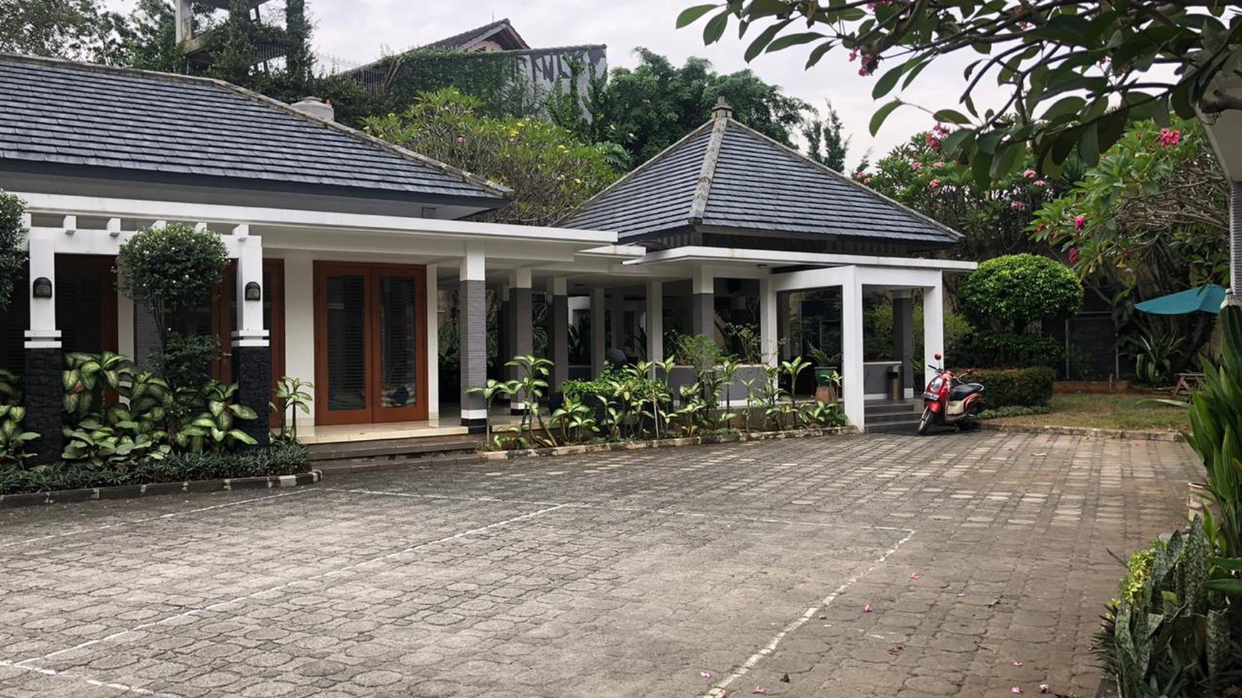 Rumah Asri,Besar,ada swimming pool di Bintaro Tangerang Selatan