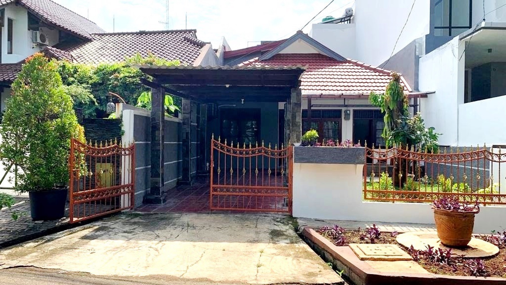 Rumah 1 lantai dengan halaman yang luas dan asri di Bintaro.