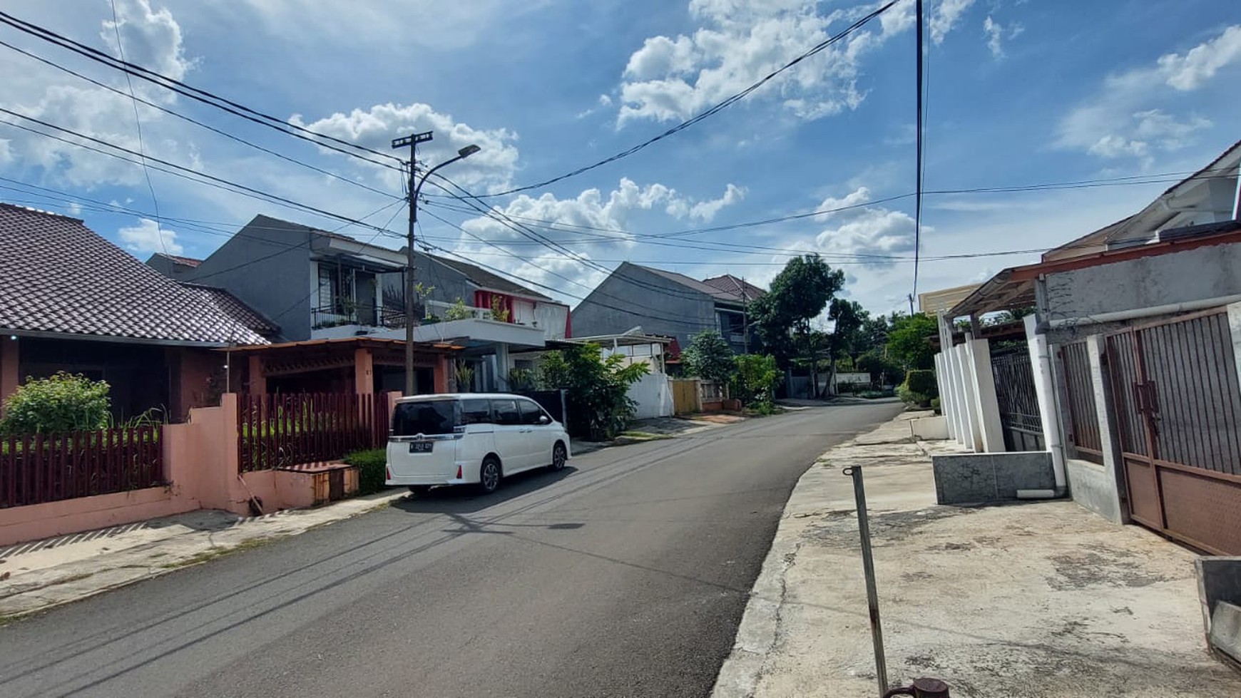 Rumah Unik di area Jalan Lebar dan Tenang Jalan Cipulir Permai, Jakarta Selatan.