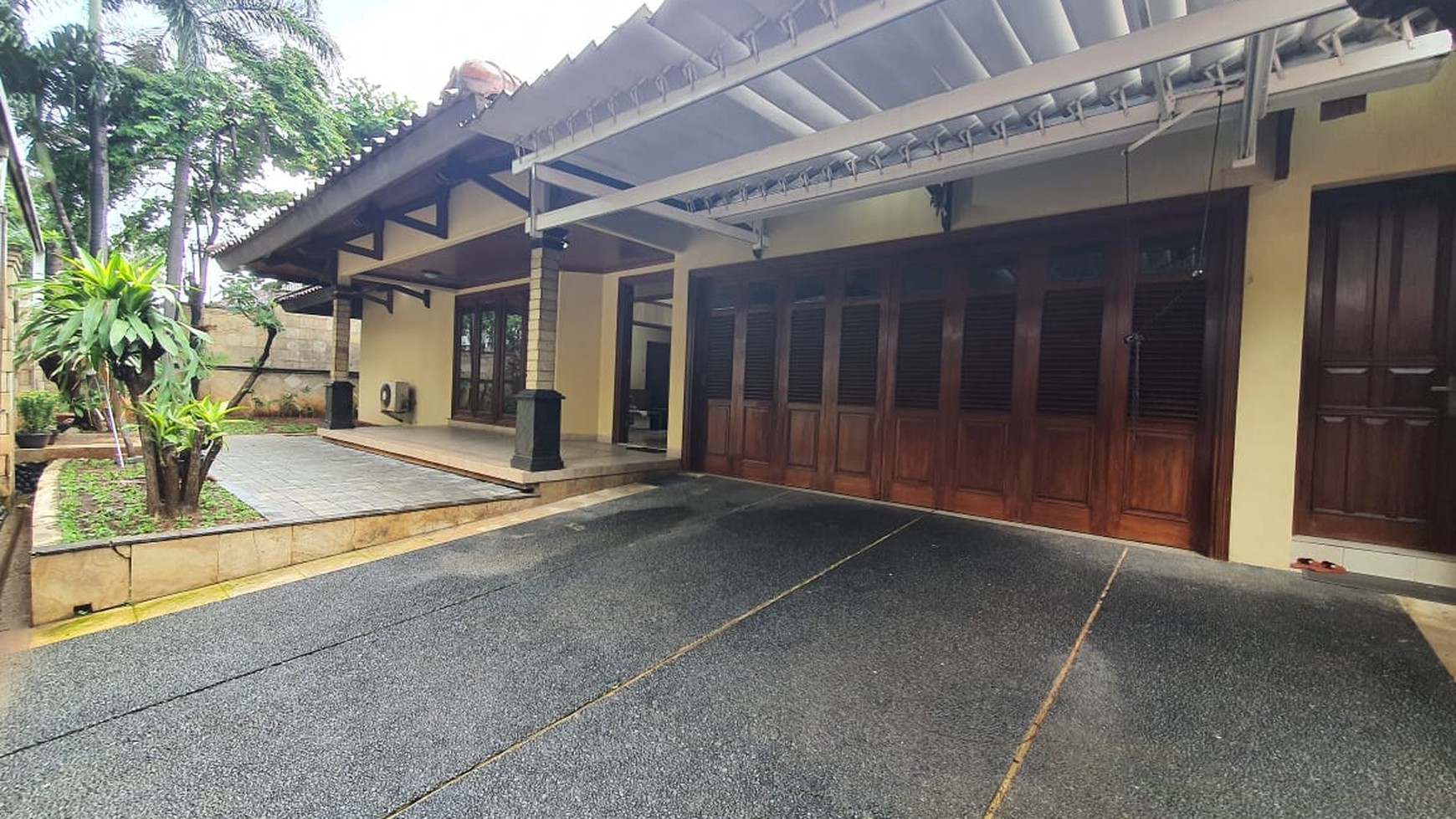 BRIGHT AND BEAUTIFUL Baliness house in Perfect area of KEMANG