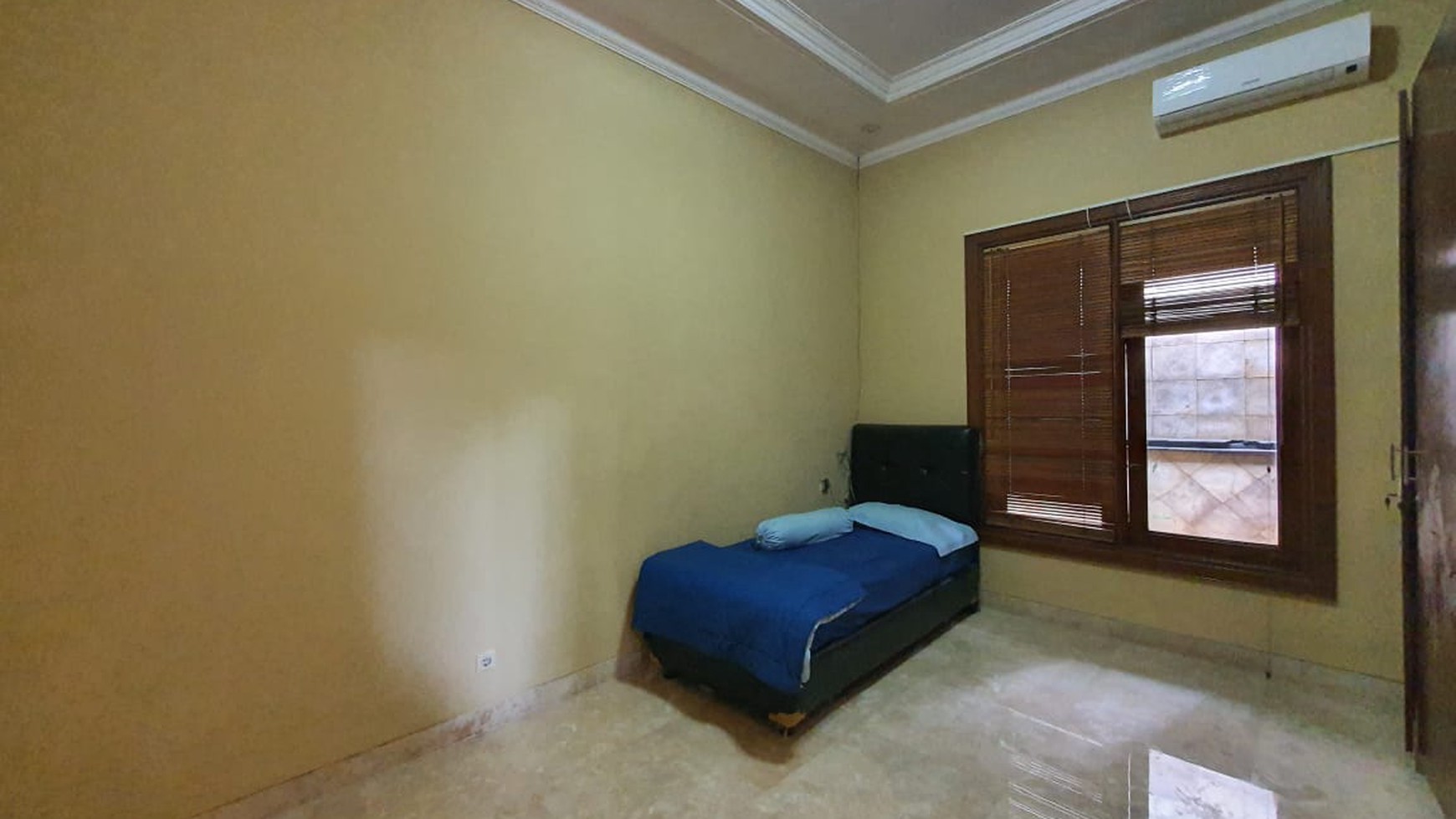 BRIGHT AND BEAUTIFUL Baliness house in Perfect area of KEMANG