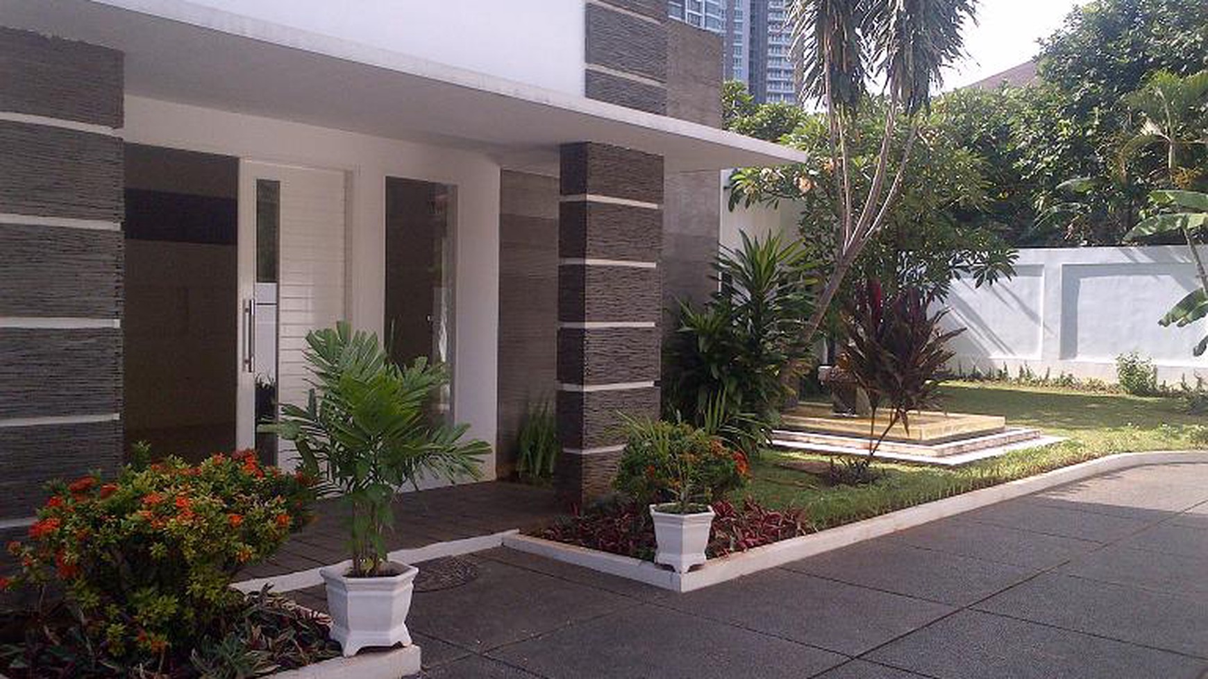 Spacious yard & Bright House in Kemang Area