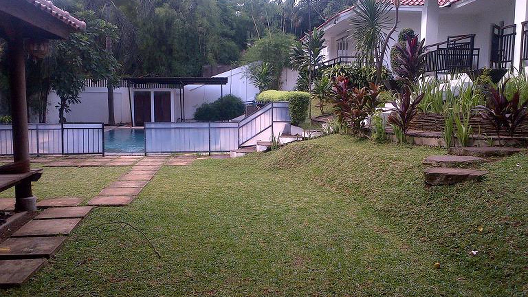 Spacious yard & Bright House in Kemang Area