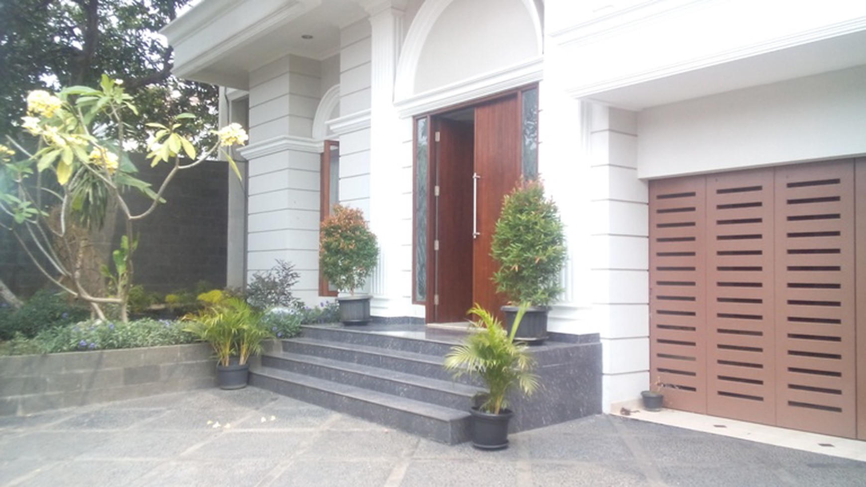 Big House..big Pool...spacious garden in kemang