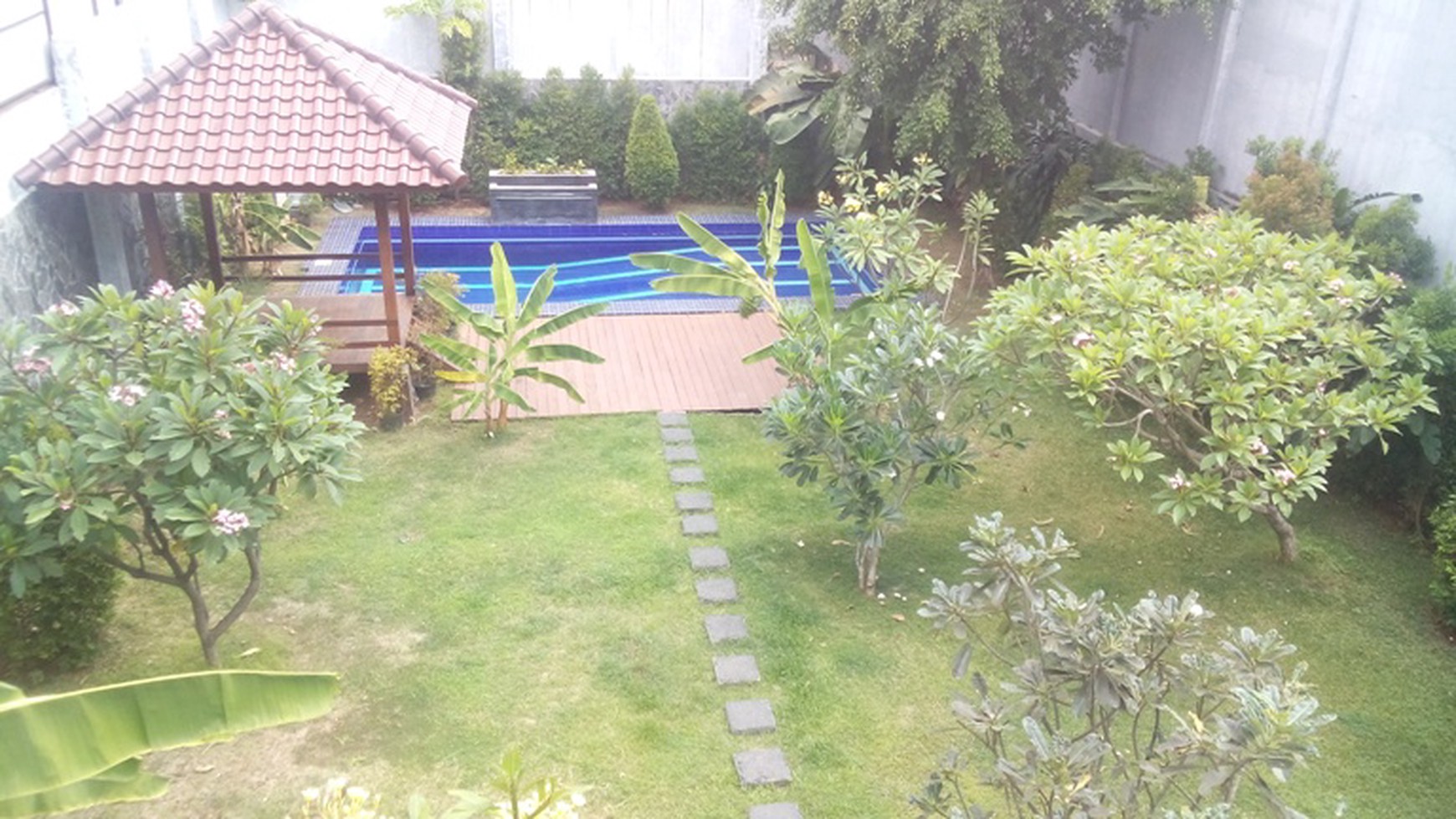 Big House..big Pool...spacious garden in kemang