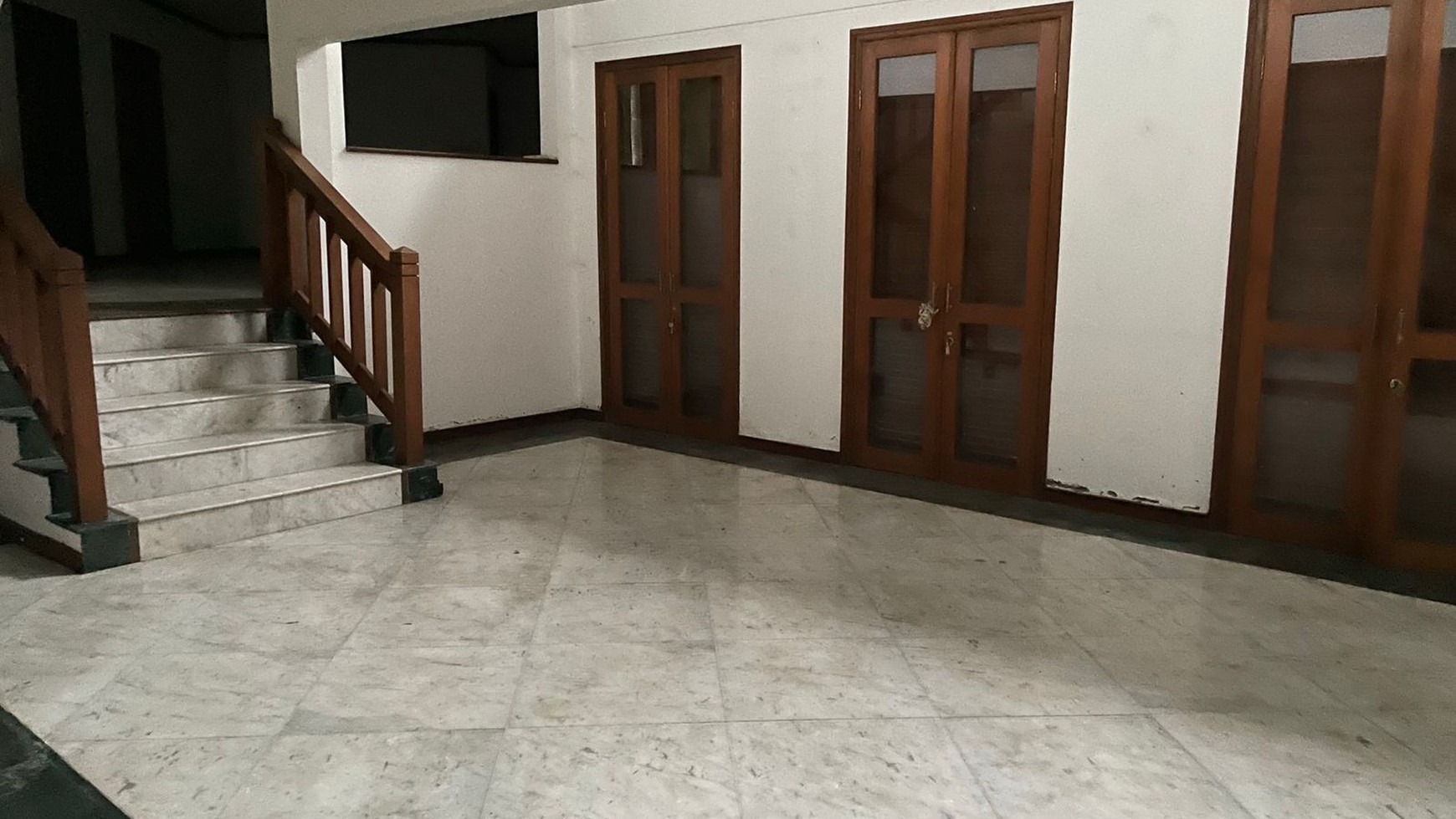 Dijual Rumah di Kemang Selatan Luas Tanah 1136m2 , Tenang, Harga Murah Dibawah Pasar.