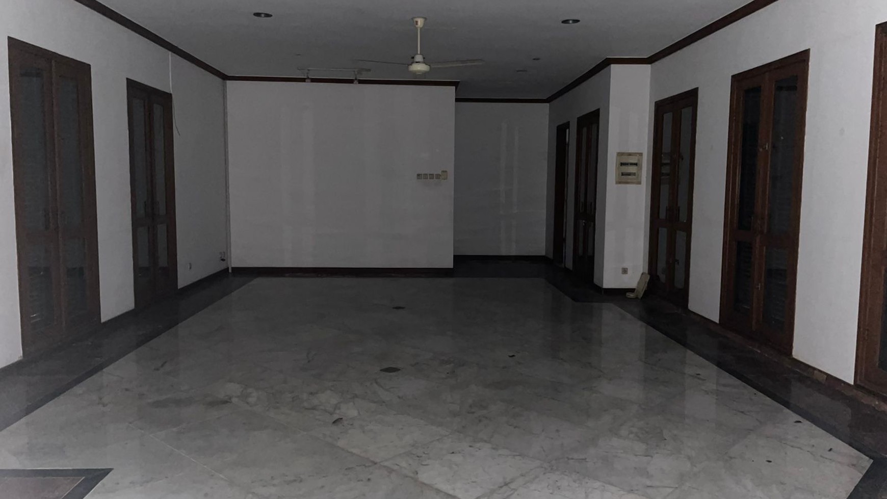 Dijual Rumah di Kemang Selatan Luas Tanah 1136m2 , Tenang, Harga Murah Dibawah Pasar.