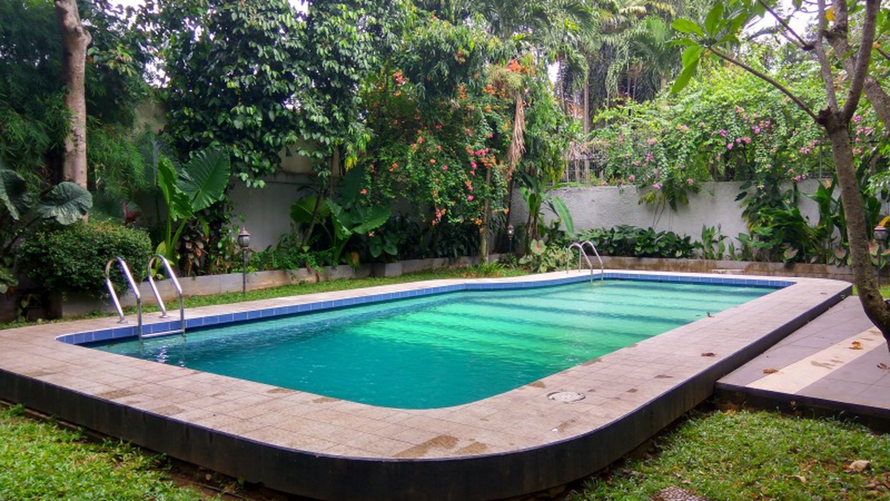 Nice house in kemang area for expatriat and others "the price can be negotiable"