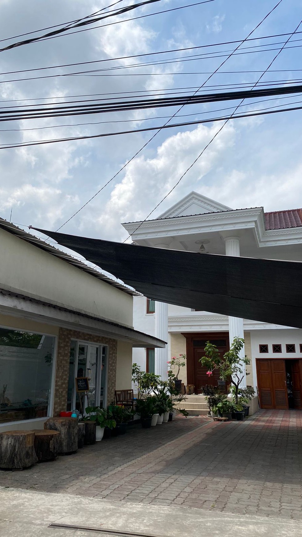 RUMAH MEWAH SEMI FURNISH DAN RUANG USAHA DI BANGUNTAPAN BANTUL