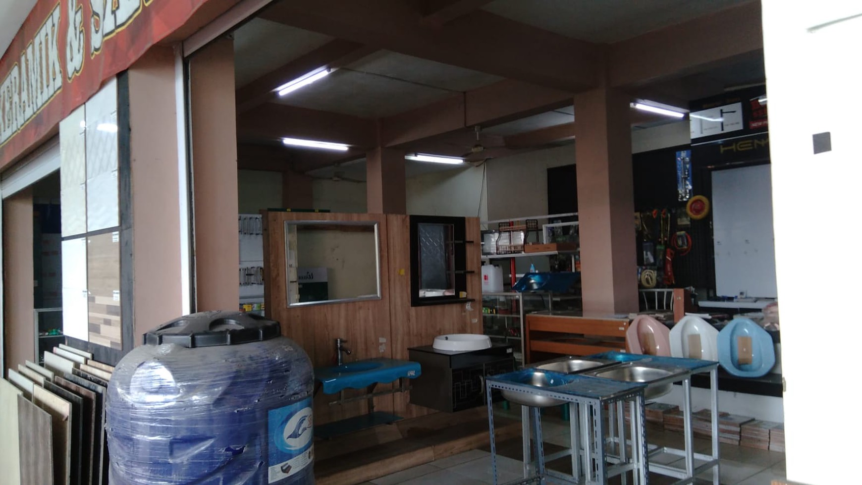 Dijual Ruko + Gudang Lokasi Strategis di Jalan Kabupaten 