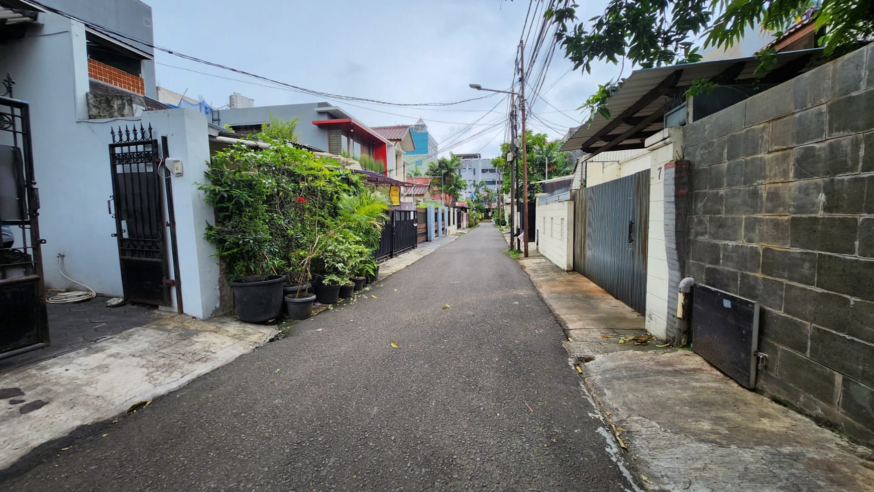 Rumah Terawat lokasi sangat strategis di Jalan Sambas, Kebayoran baru, Jakarta Selatan.