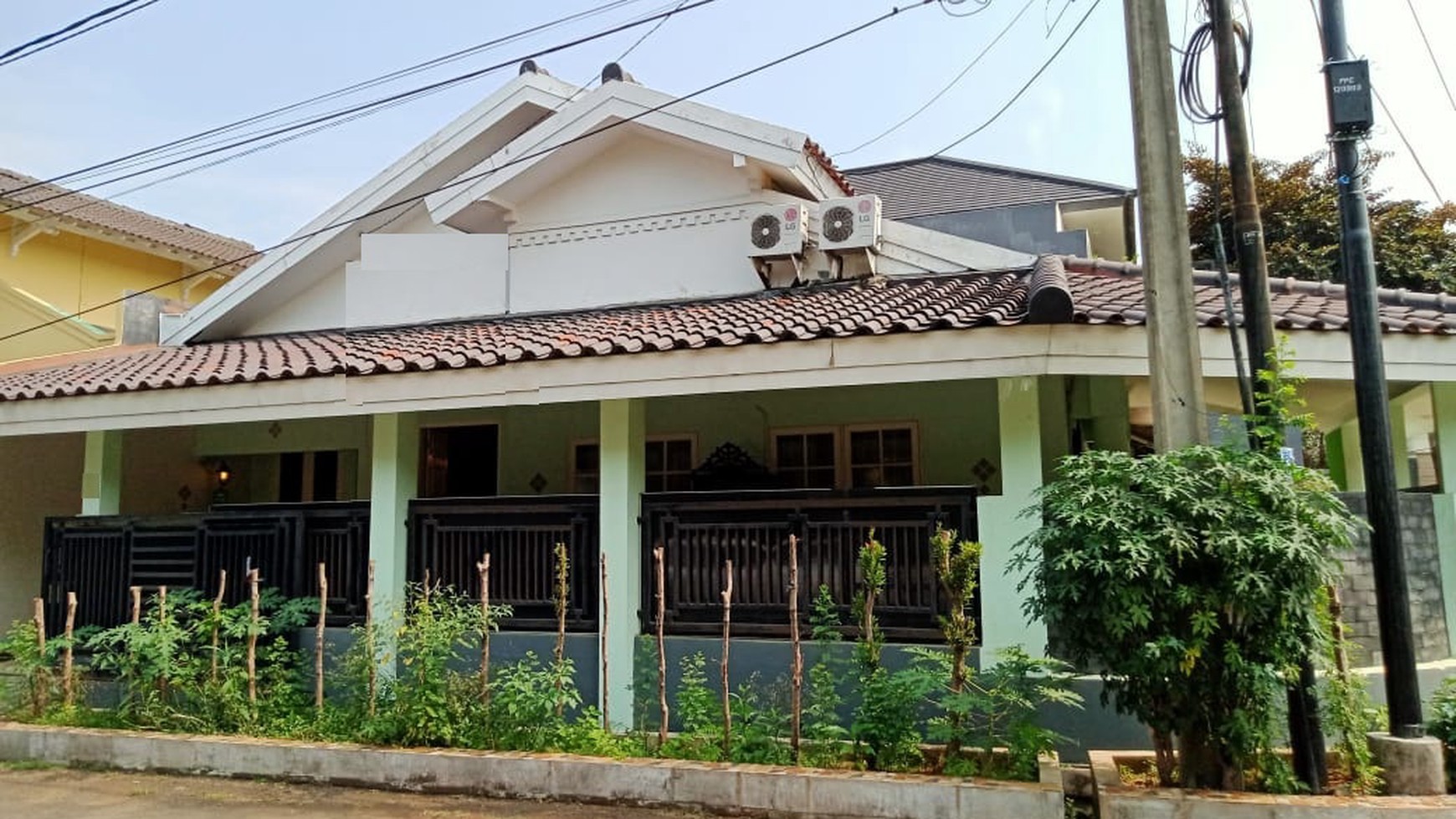 Rumah hoek di Kucica Bintaro Sektor 9.