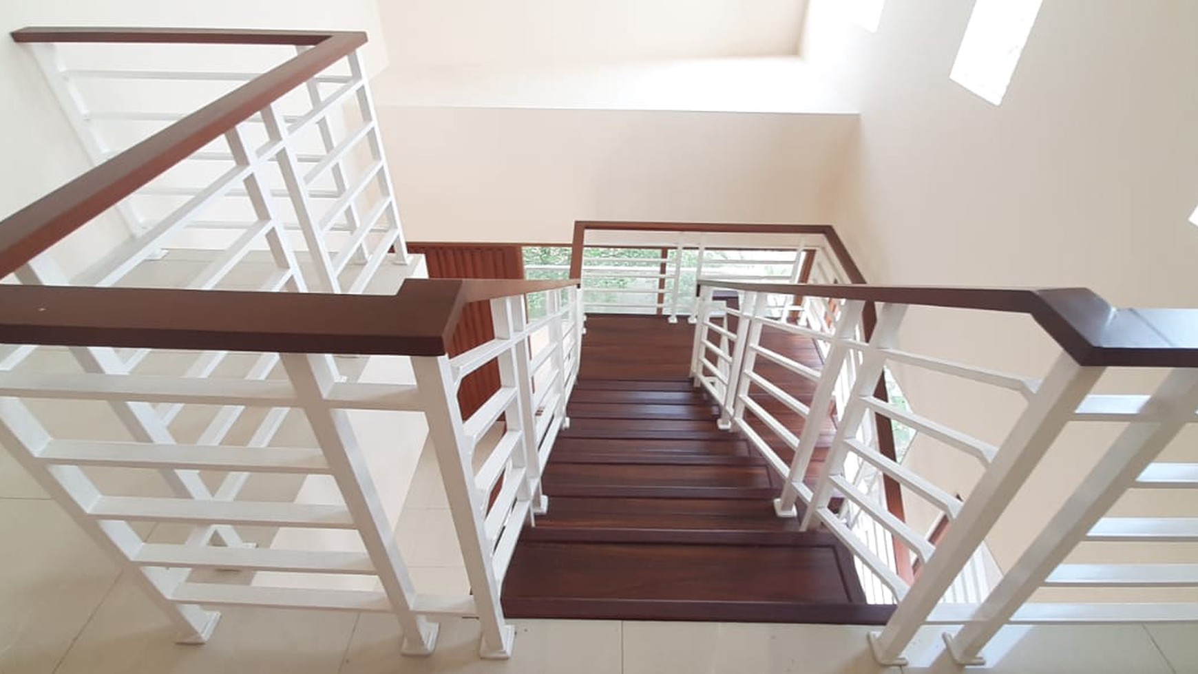 Rumah 3Lantai Diarea Cluster Karang Tengah,Dekat Gatte Toll Lebak Bulus