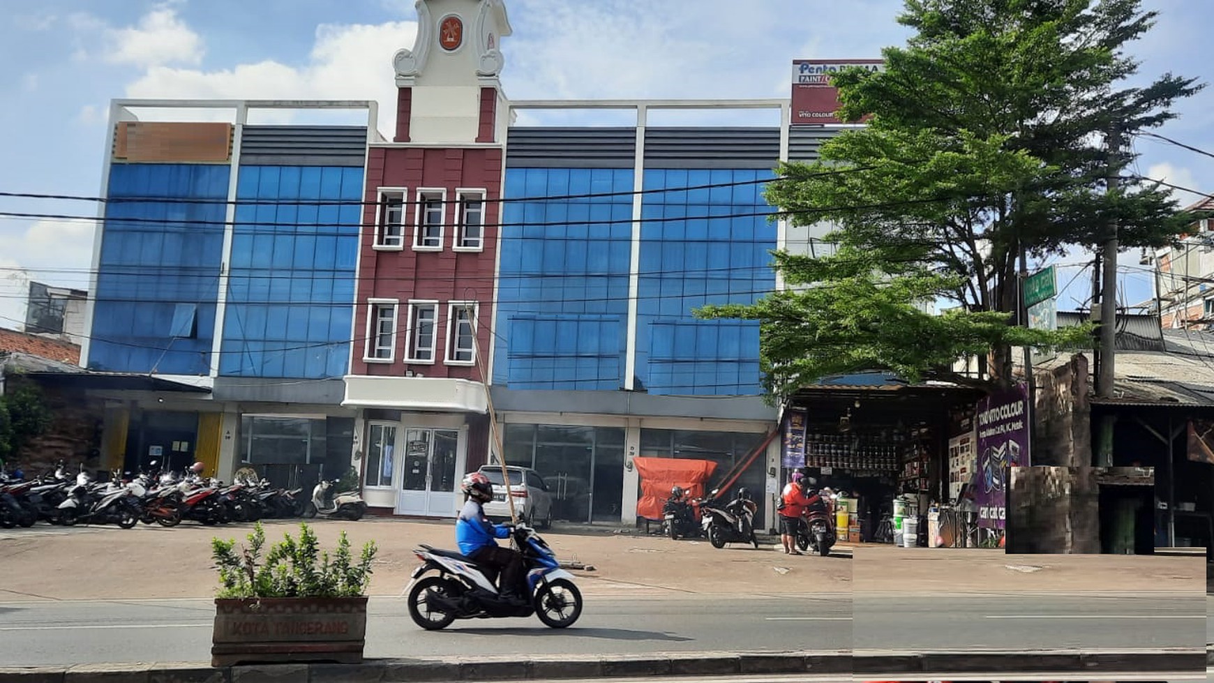 Ruko lokasi strategis di pinggir jalan raya di Ciledug.