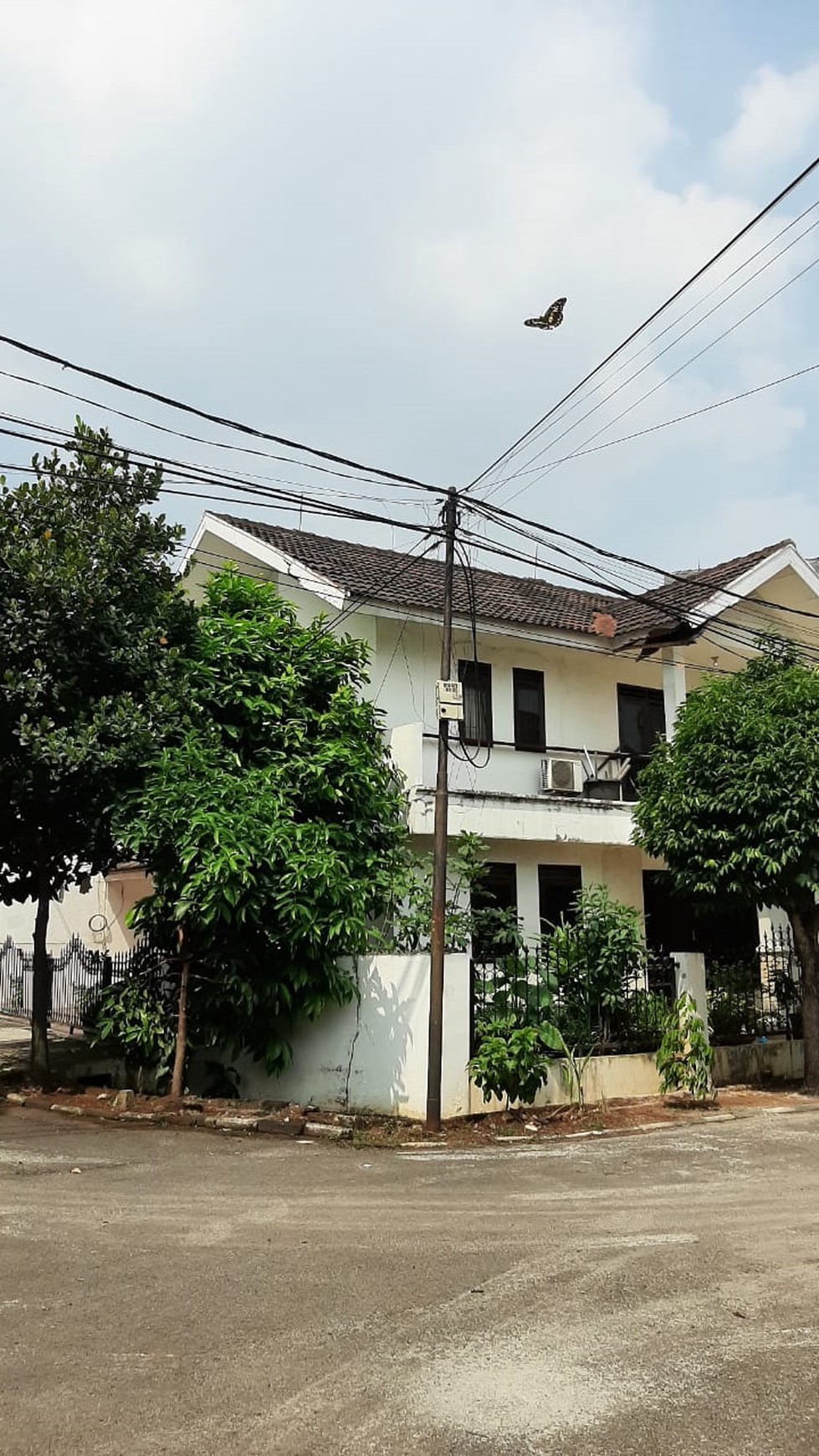 Rumah di Hoek, 2 lantai Fully Furnished di Bintaro Jaksel