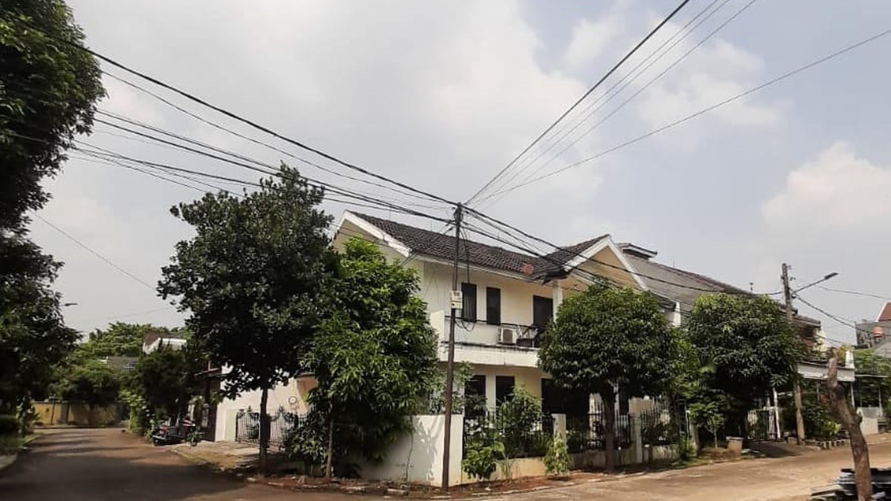 Rumah di Hoek, 2 lantai Fully Furnished di Bintaro Jaksel