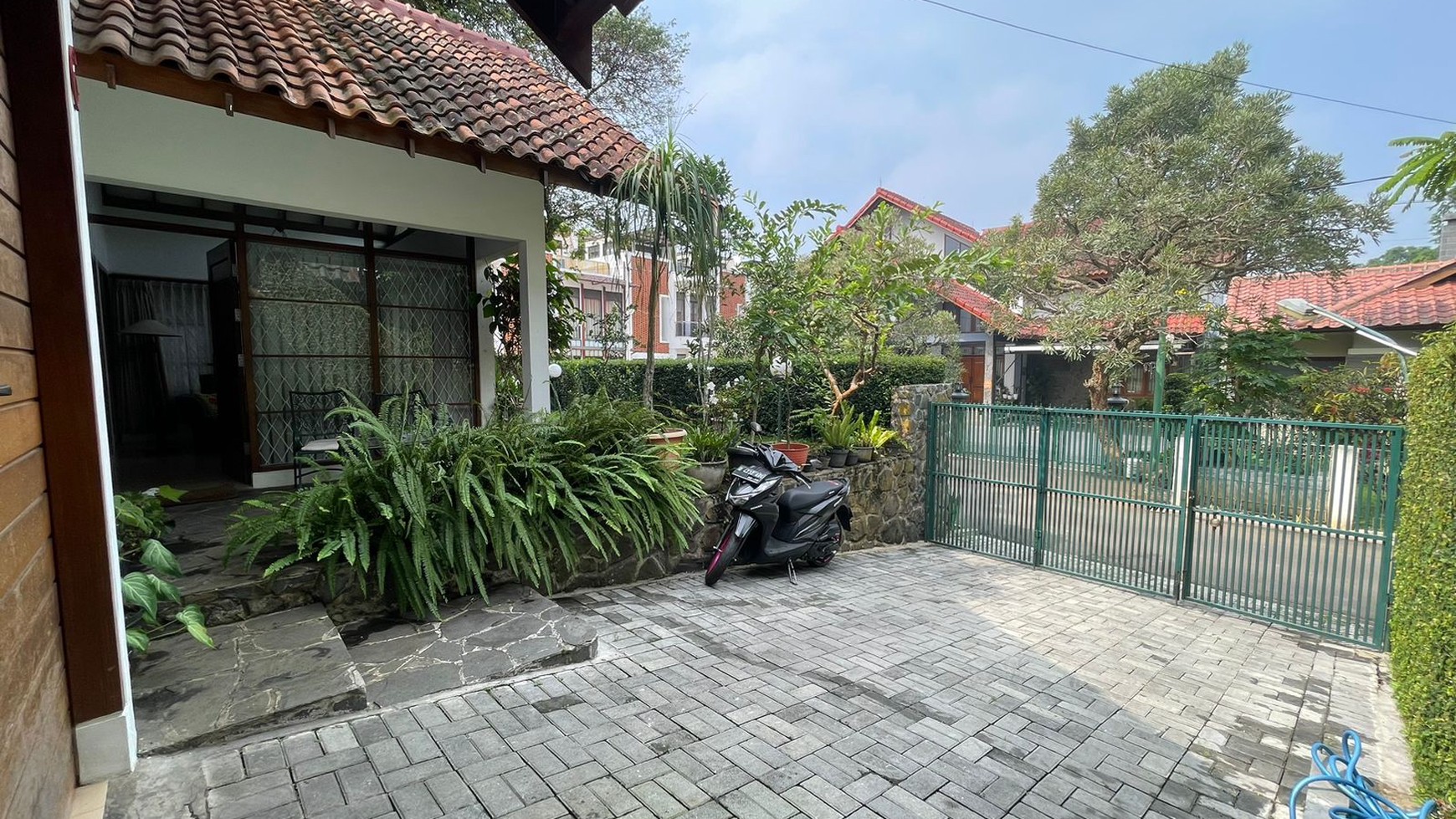 Rumah Cantik dan Nyaman di Cigadung, Bandung