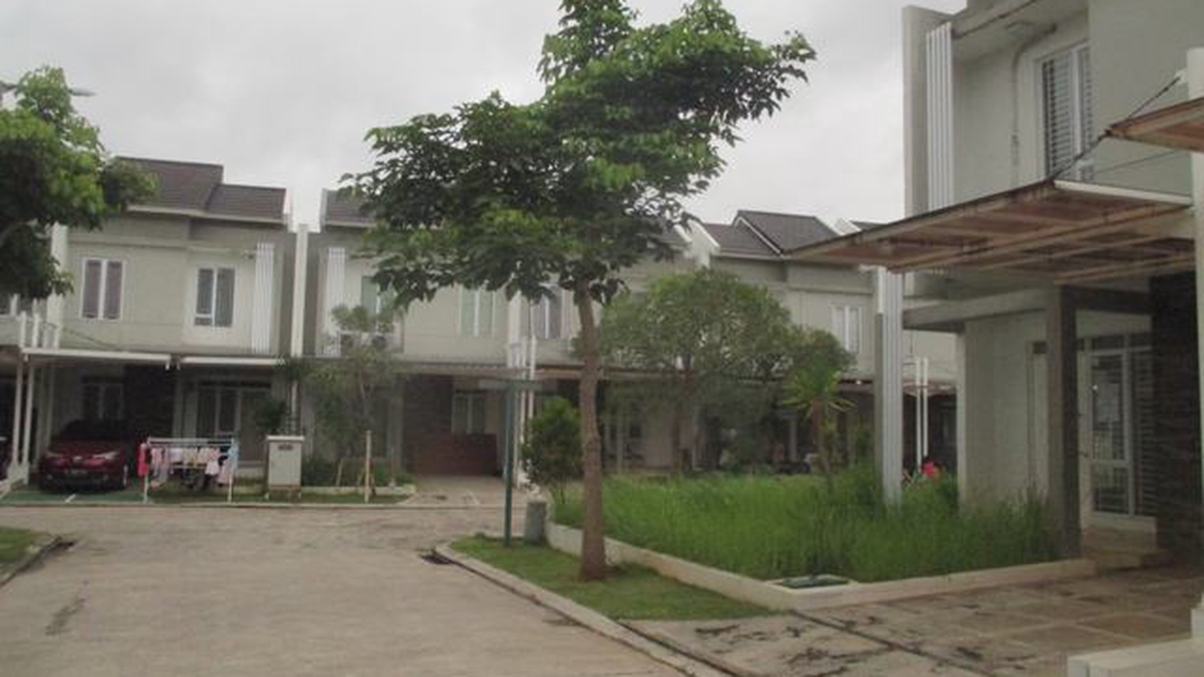 dijual rumah di jalan edelweiss serpong natura serpong tangerang, strategis, dilalui transportasi, jalan penghubung 3 kota, BSD, Bandung, Bogor, siap huni